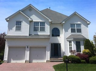 5 Baltusrol Ct, Monroe Township, NJ 08831