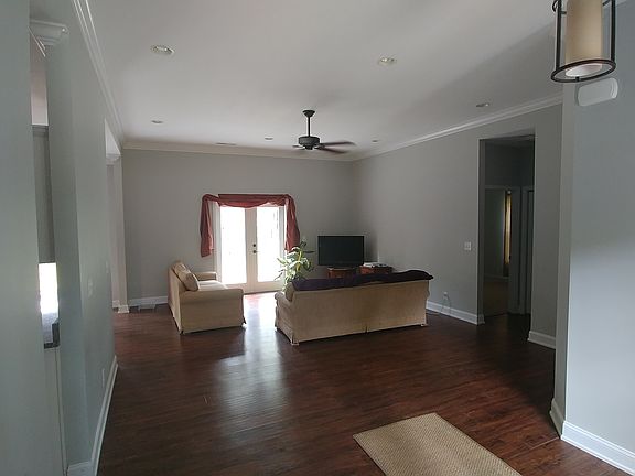 3rd image of 323 Hagley Dr