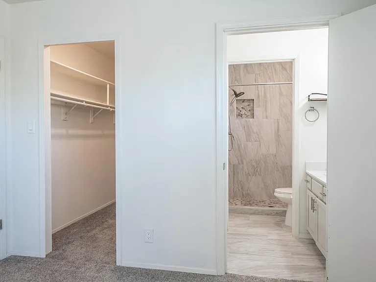 409 Longwood Dr NE — Photo 32