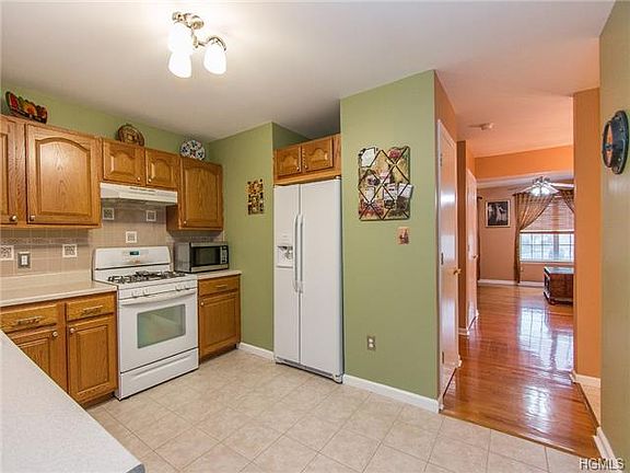 5th image of 37 Mayer Dr