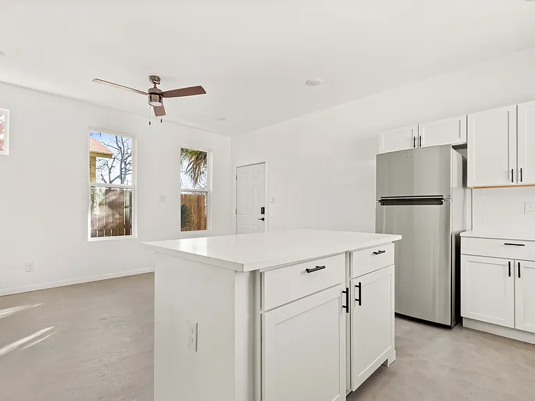 1005 Essex St #202 — Photo 4