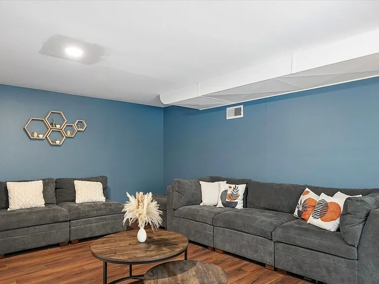 4037 NE 109th St — Photo 23