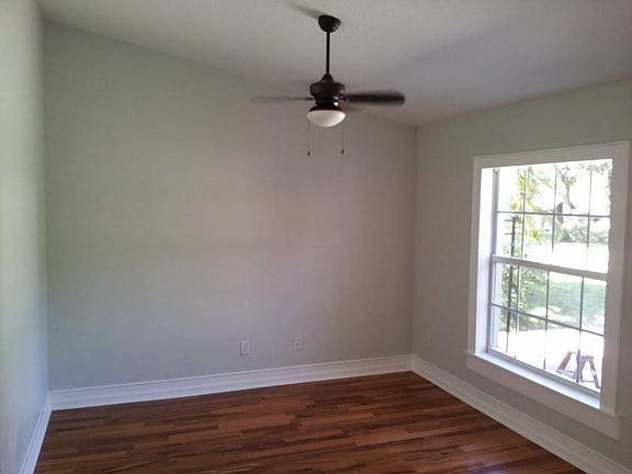 4th image of 155 NE Lincoln Cir N