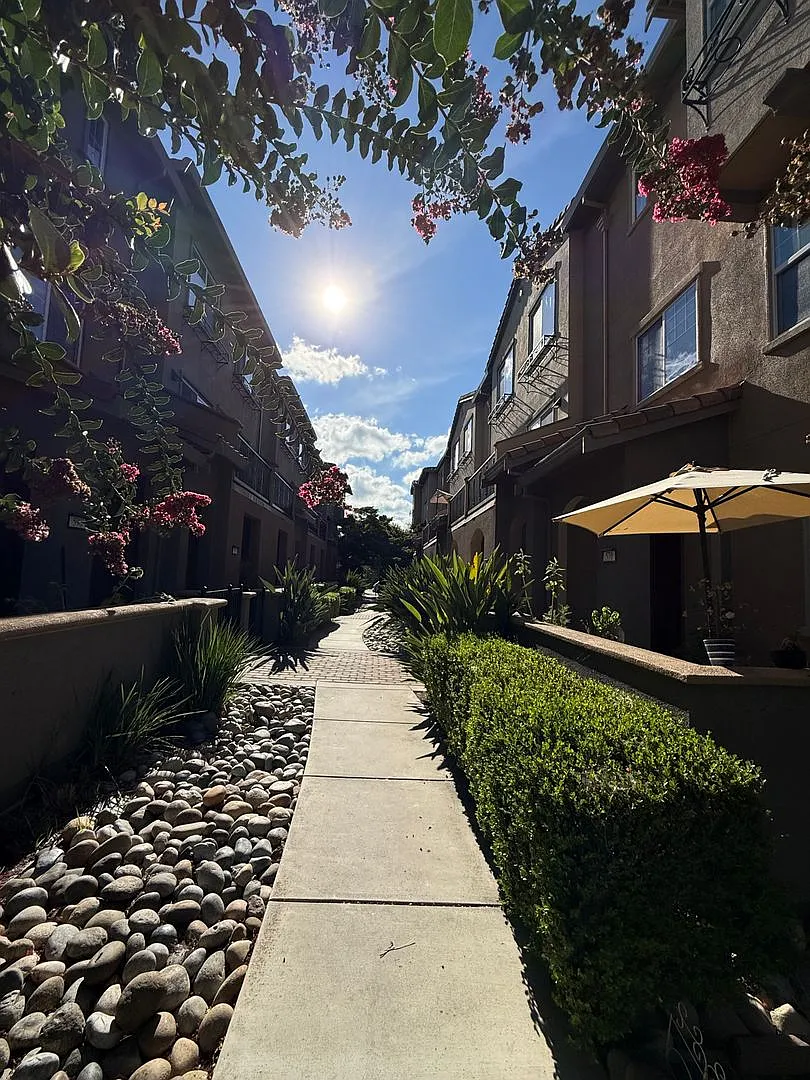 Beautiful Willow Glen / Almaden Walk Community Townhome with 2-Car Garage, High Ceilings & Privat... — Photo 2