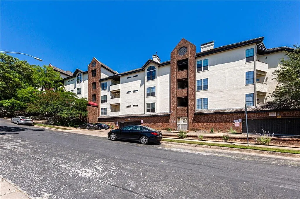 2 bed, 950 sqft, $2,200 — Photo 1