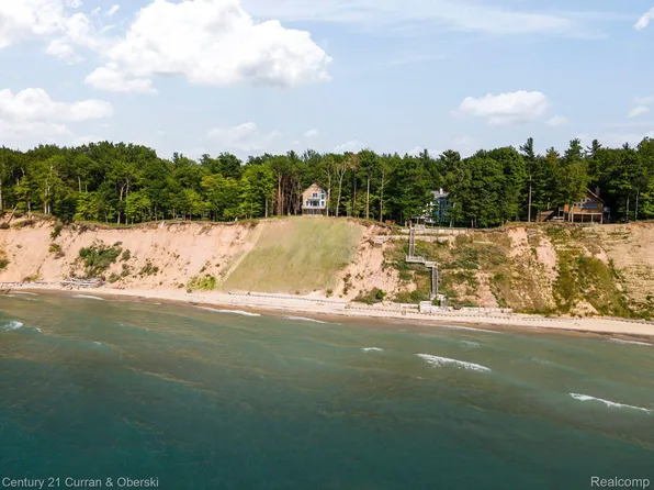 5018 W Fox Farm Rd, Manistee, MI 49660