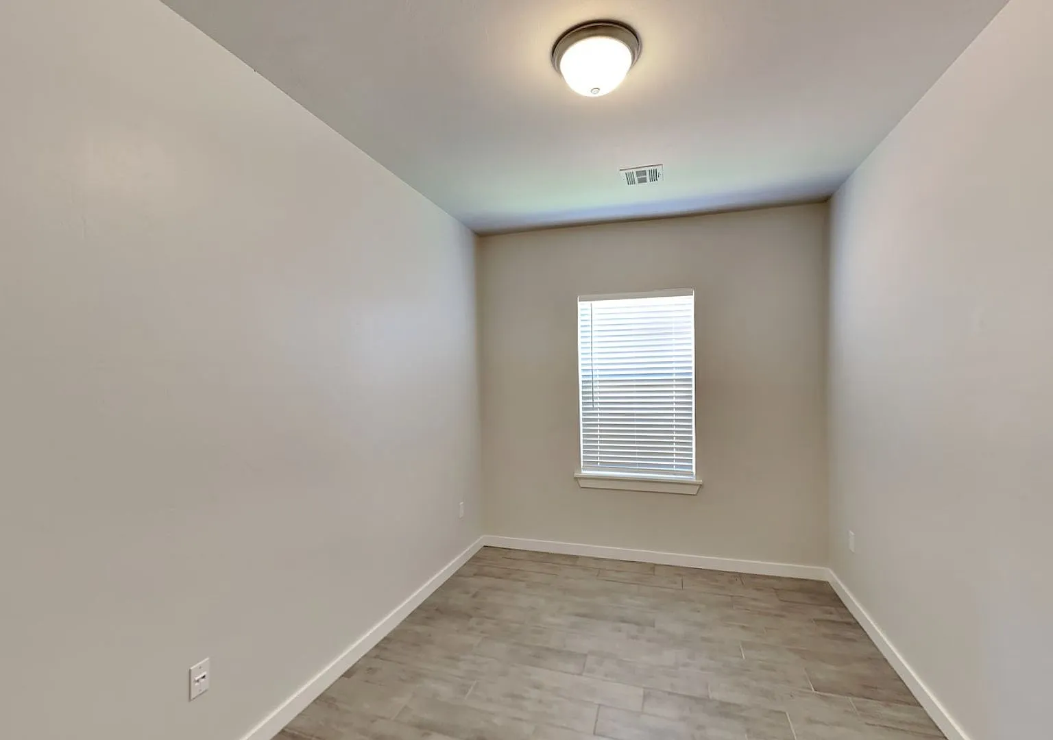4 bedroom 2 bath home in Guthrie schools — Photo 4