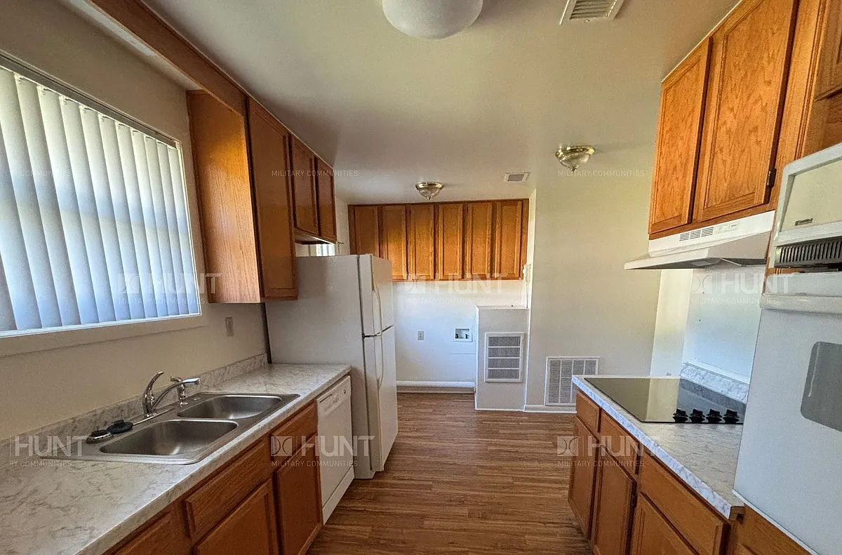 Building Photo - 549 Dahlia Dr
