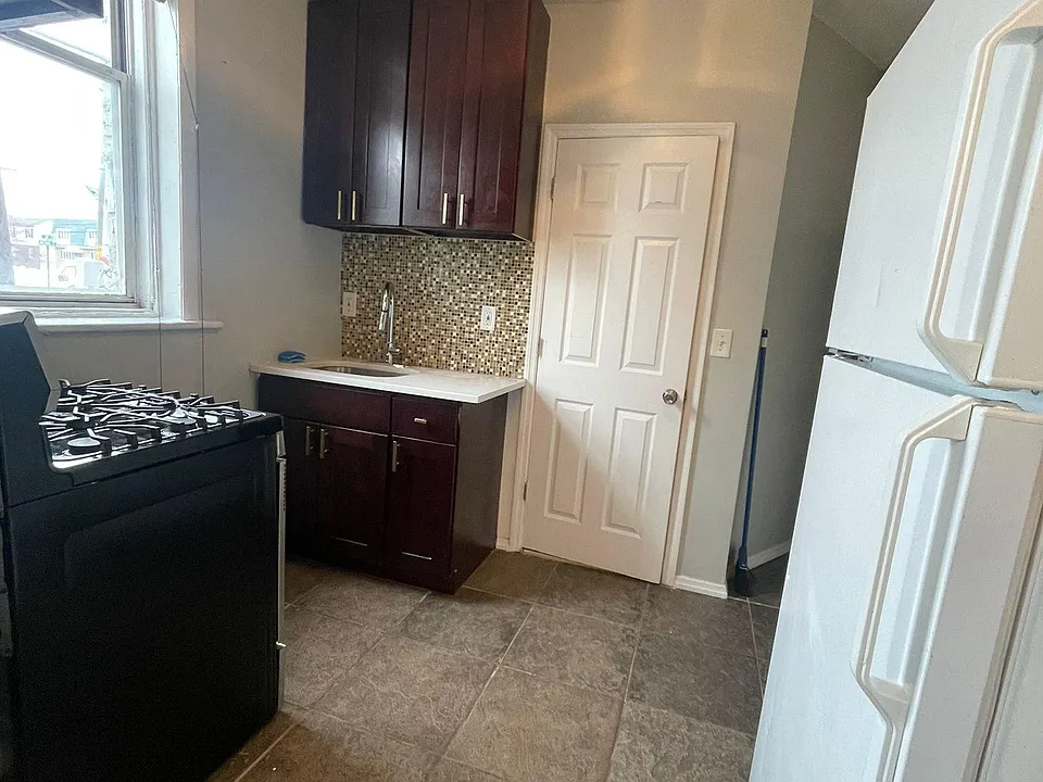 91 E 25th St #8
