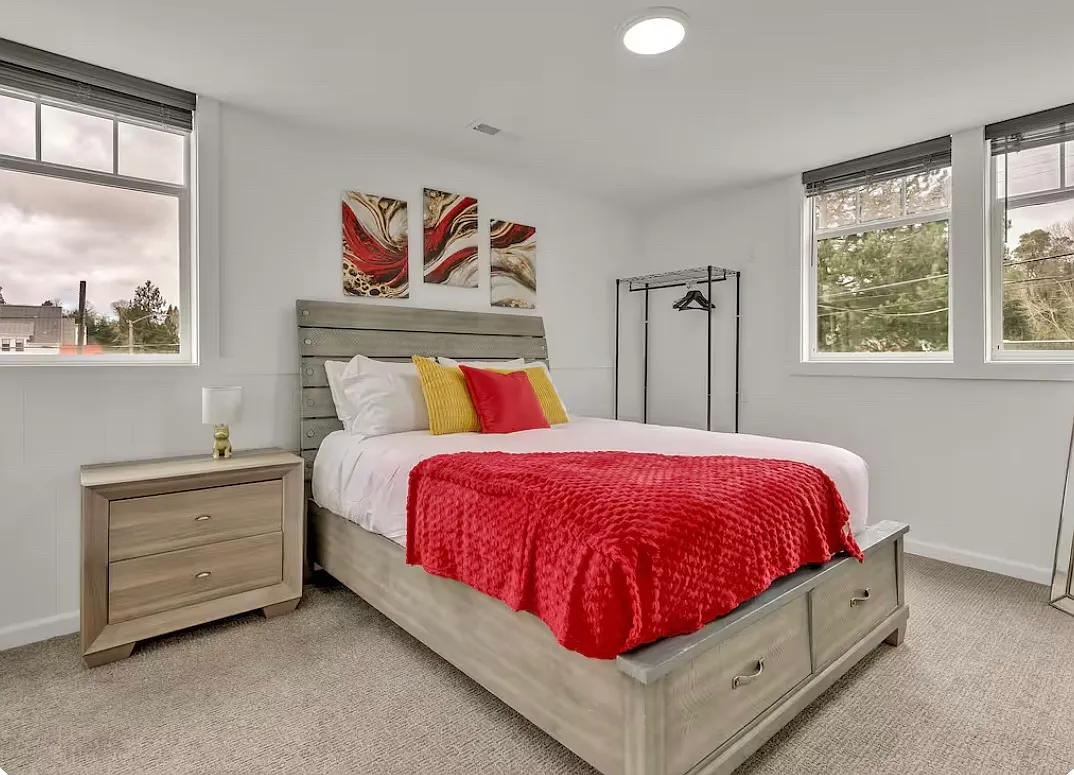 4 bed, 2.5 bath, 2800 sqft, $3,995 — Photo 4