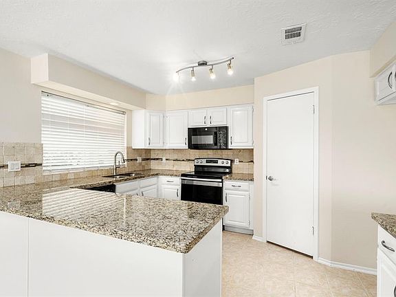 4th image of 102 Oak Harbor Drive