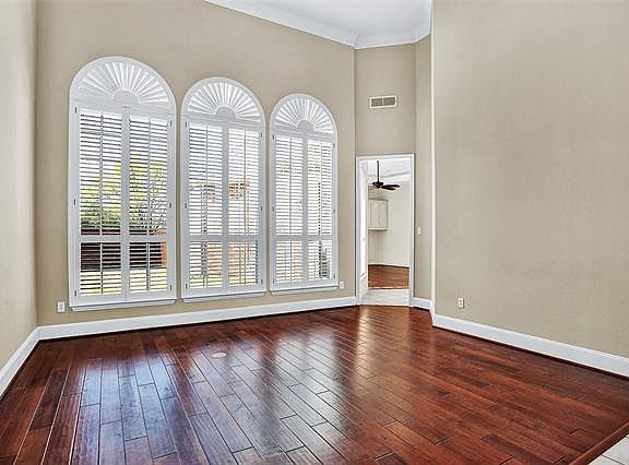 5th image of 4544 Charlemagne Dr