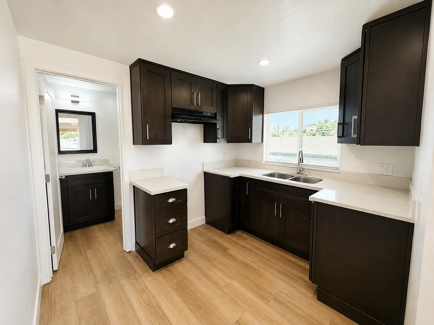 2 bed, 600 sqft, $2,300 — Photo 3