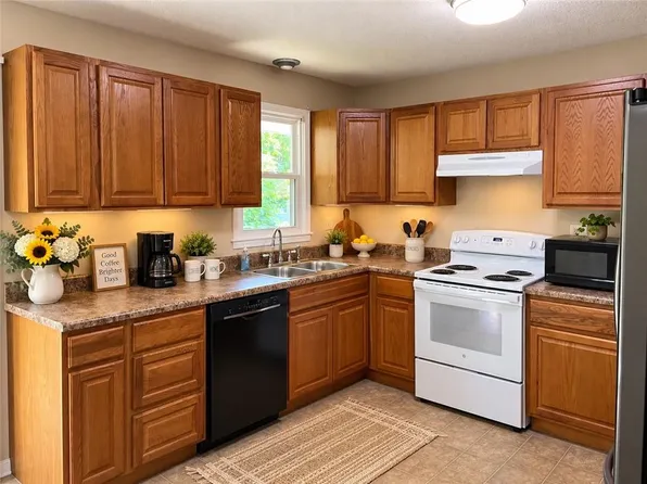 313 18th Ter, Blue Springs, MO 64015