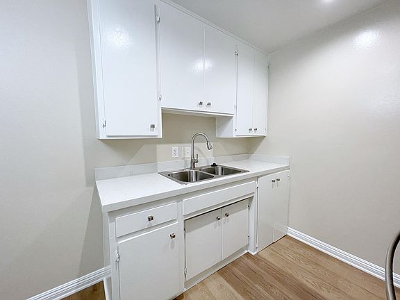 3rd image of 2851 Montrose Ave APT B11