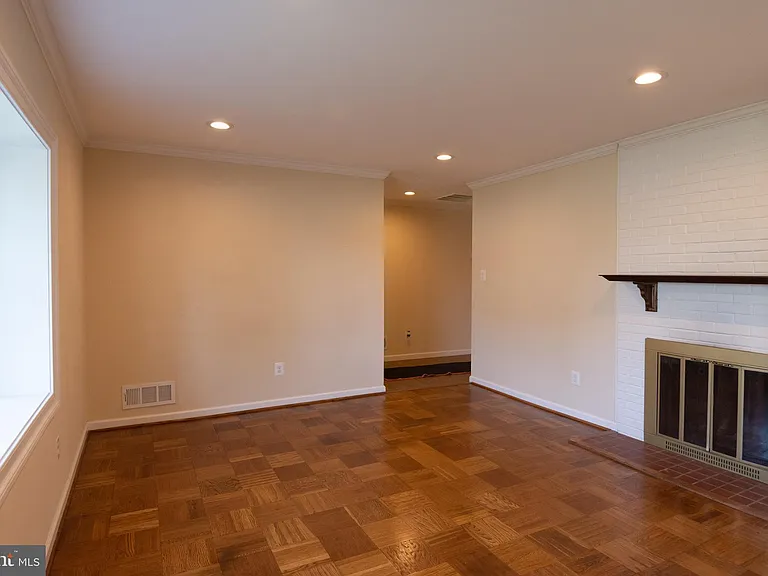 6400 Japonica St — Photo 3