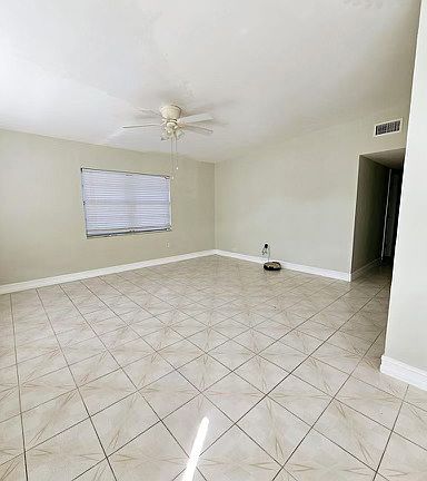 3rd image of 2801 W Patterson St
