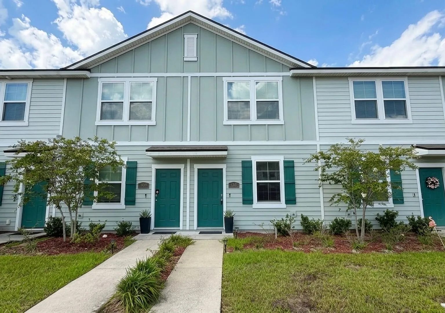 Arlington Townhome Available Now | 2BR/2.5BA with In-Unit Laundry — Photo 1