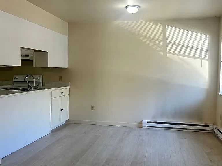 1315 E Broadway St — Photo 4