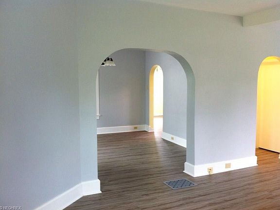 4th image of 1110 Blaine Ave