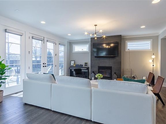 5th image of 704 W 45th St
