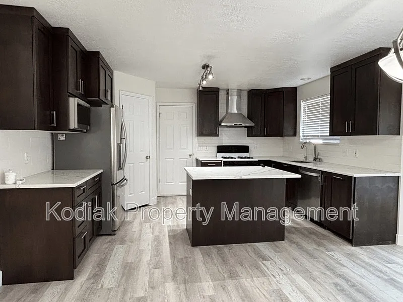 6 bed, 2.5 bath, 3168 sqft, $3,125 — Photo 1