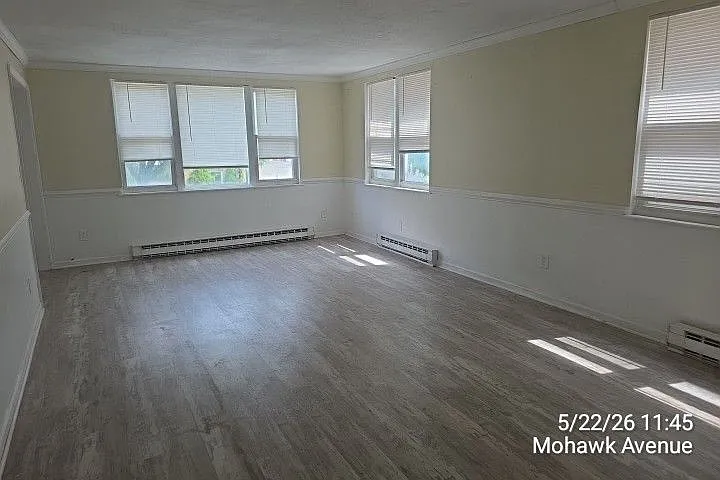 3 bed, 1.0 bath, 1004 sqft, $1,300 — Photo 2