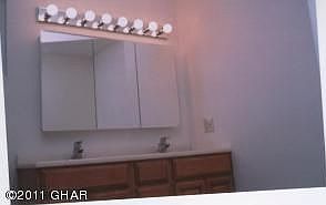 Double sink main bath