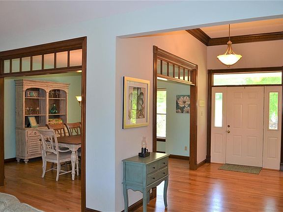 Spacious Foyer with wood cove molding and Dining Room transom windows!