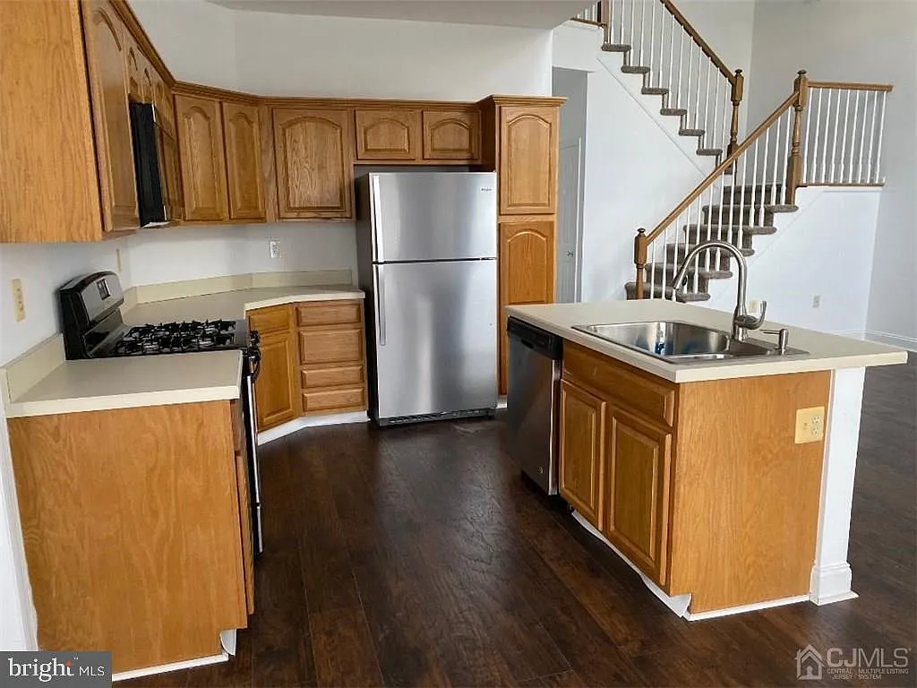 4 bed, 2.5 bath, 2262 sqft, $5,200 — Photo 3
