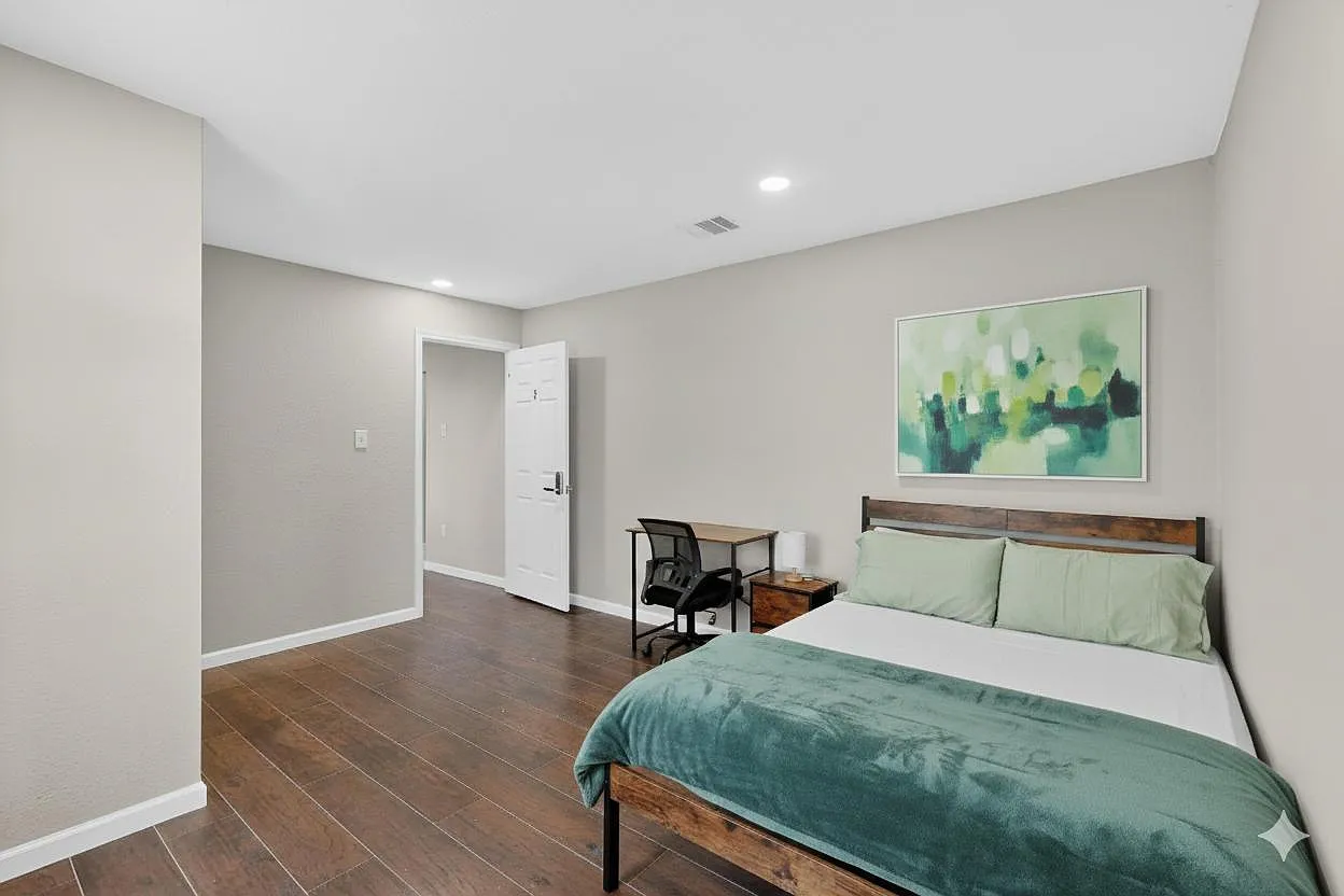 4 bed, 4.0 bath, 1892 sqft, $866 — Photo 1