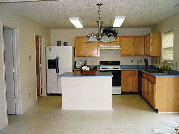 Large ktichen - walk in pantry