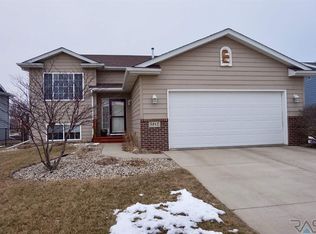 5812 W Pineridge Dr, Sioux Falls, SD 57107