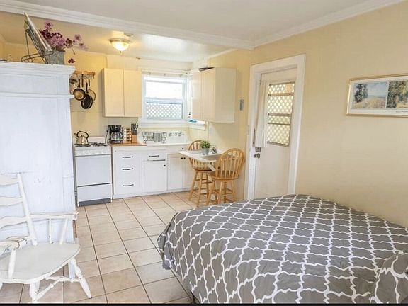 5th image of 417 1/2 Gravilla St