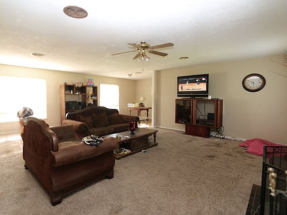 3rd image of 409 Northwest Dr