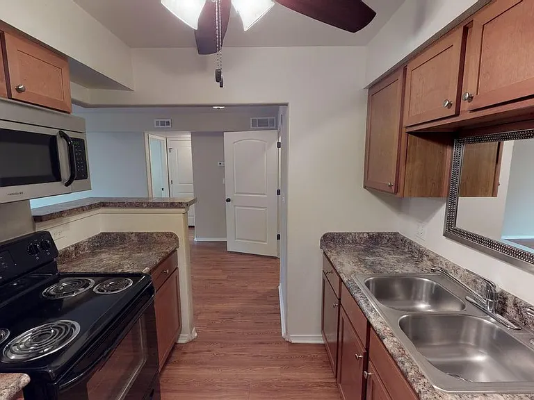 Metroplex Apartments — Photo 29