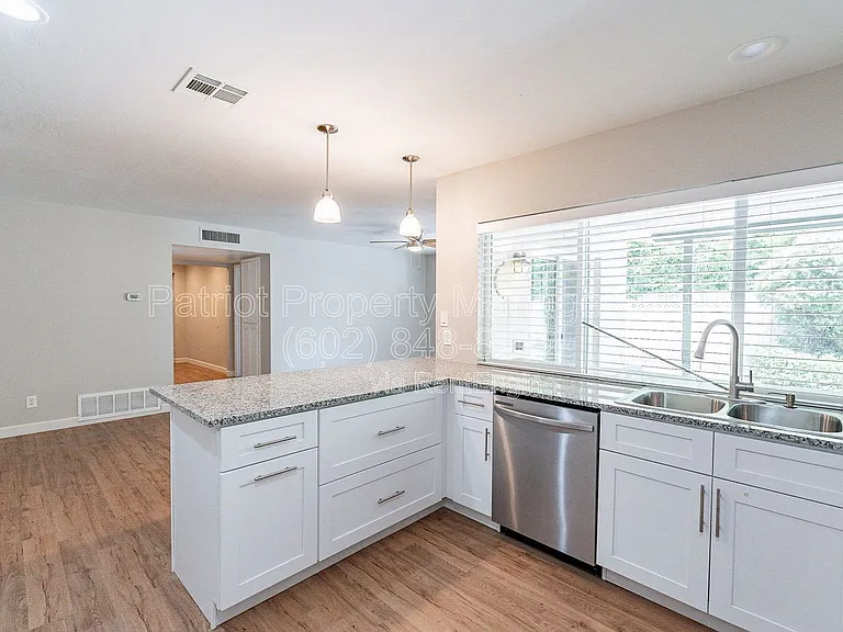 110 W Seldon Ln — Photo 10