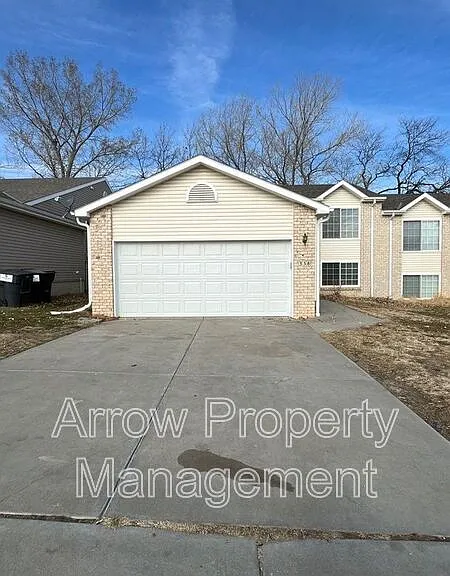 338 W Irving St — Photo 1