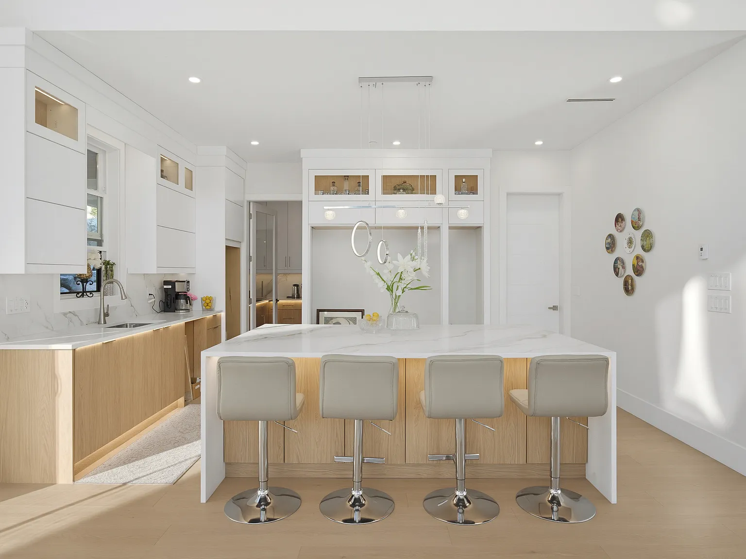 4 bed, 5.0 bath, 5108 sqft, $6,495 — Photo 2