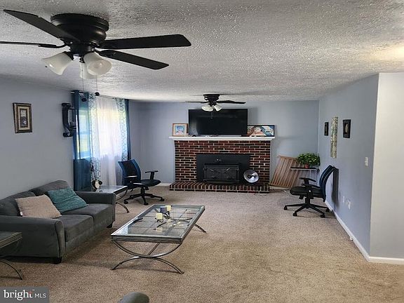 3rd image of 120 Country Club Cir