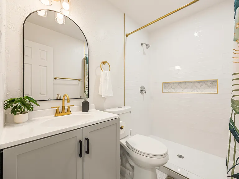 Second full bathroom featuring fresh towels, essential toiletries, and a practical setup ideal for groups and families.