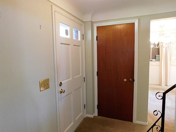 3rd image of 9533 Creekside Dr