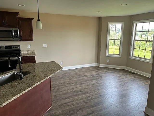 3 bed, 2.5 bath, 2050 sqft, $2,200 — Photo 3