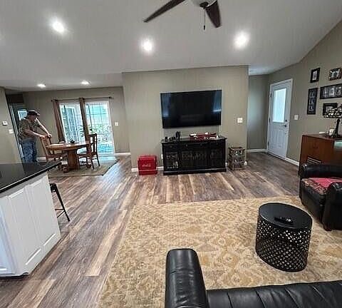 4th image of 2501 Murphy Ave