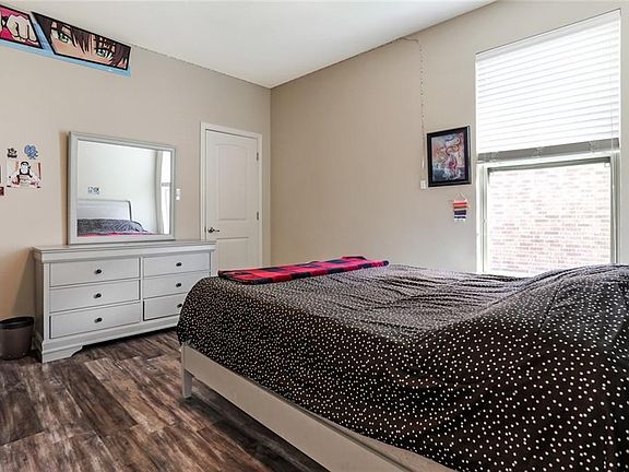 5th image of 668 Lakeshore Village Dr