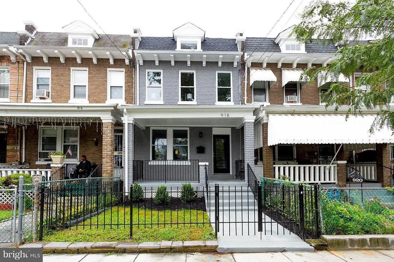 918 Hamilton St NW — Photo 1