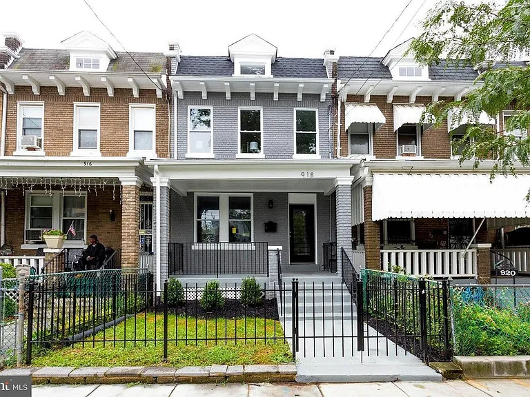 918 Hamilton St NW — Photo 1