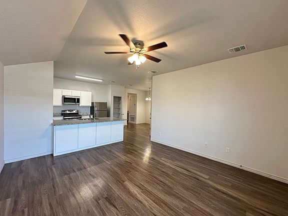 4th image of 1821 Clovis Dr