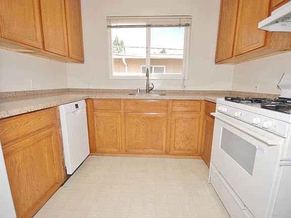 3rd image of 727 Menlo Ave