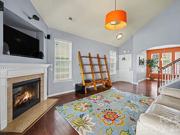 4th image of 717 River Park Rd